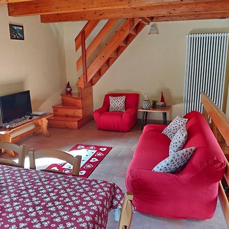 Casa Vacanze: Maison Des Gnomes Challand-Saint-Anselme Extérieur photo