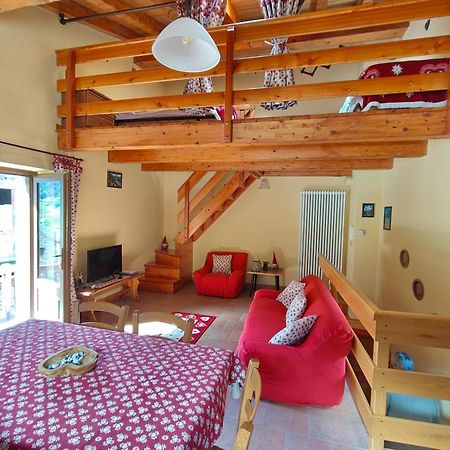 Casa Vacanze: Maison Des Gnomes Challand-Saint-Anselme Extérieur photo