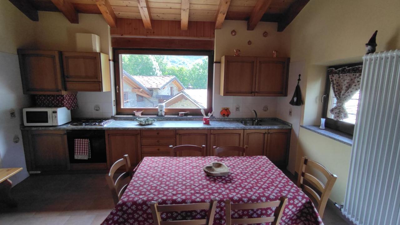 Casa Vacanze: Maison Des Gnomes Challand-Saint-Anselme Extérieur photo