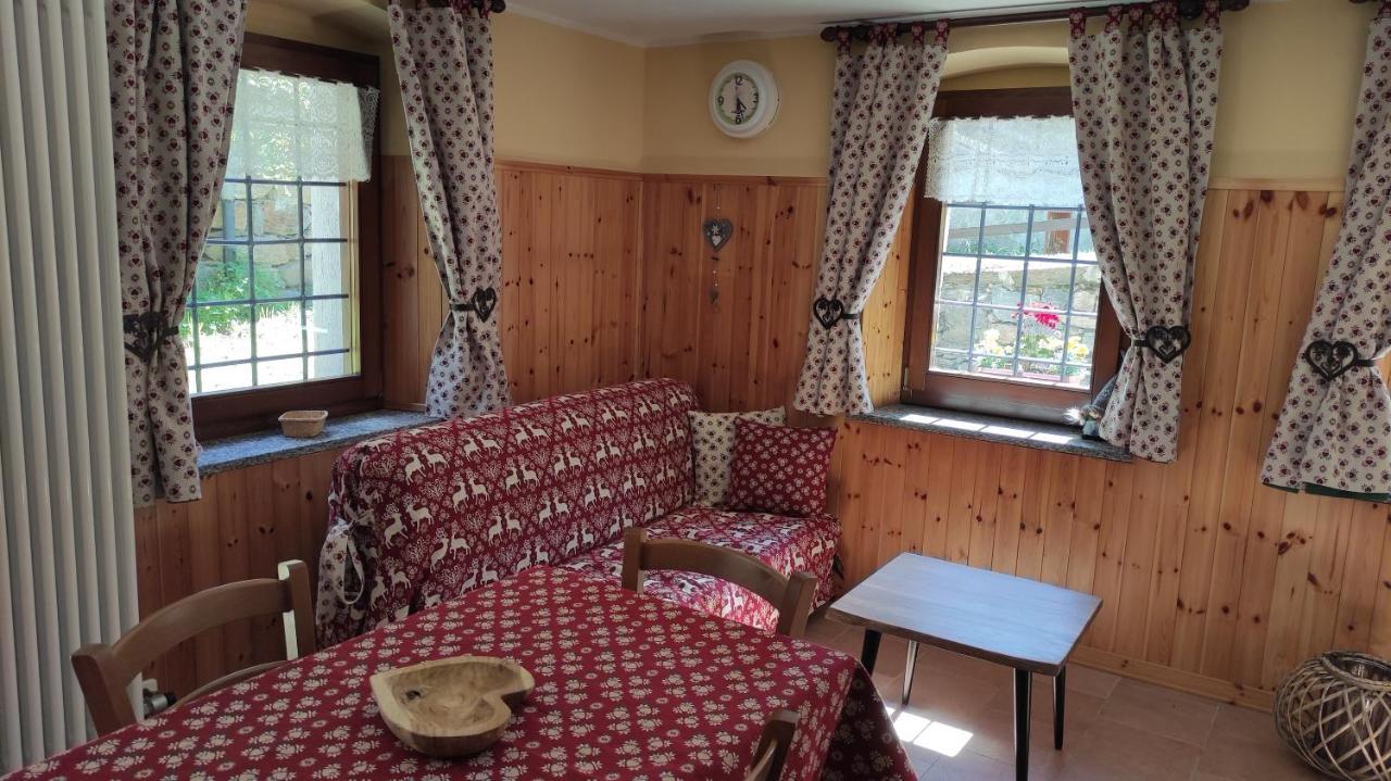 Casa Vacanze: Maison Des Gnomes Challand-Saint-Anselme Extérieur photo