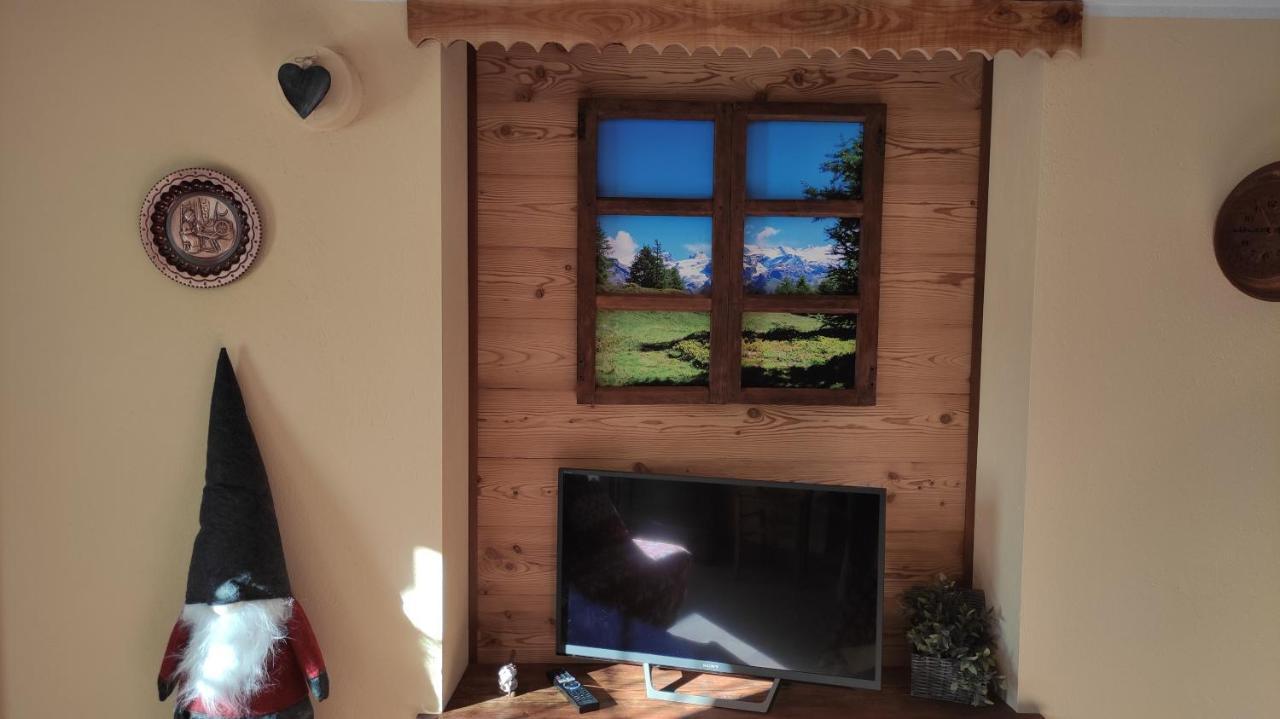 Casa Vacanze: Maison Des Gnomes Challand-Saint-Anselme Extérieur photo